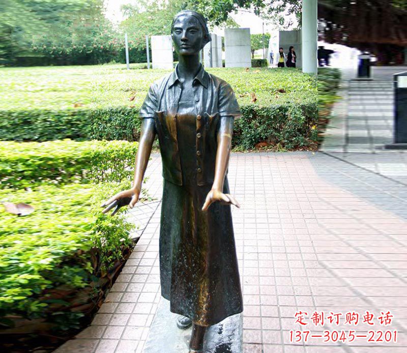 合肥走路的盲人女孩铜雕