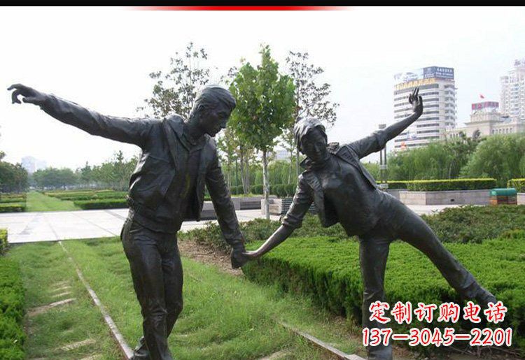 合肥走铁轨的情侣铜雕