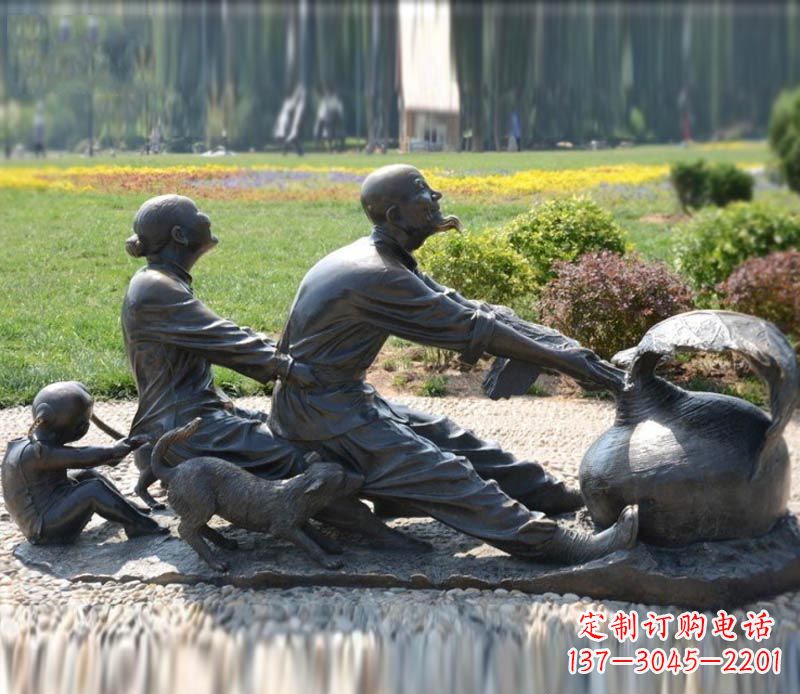 合肥祖孙三人拔萝卜铜雕