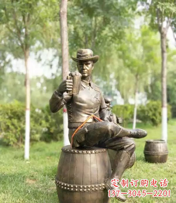 合肥坐酒桶喝啤酒的牛仔铜雕