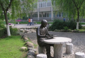 合肥坐石桌凳看书的学生铜雕