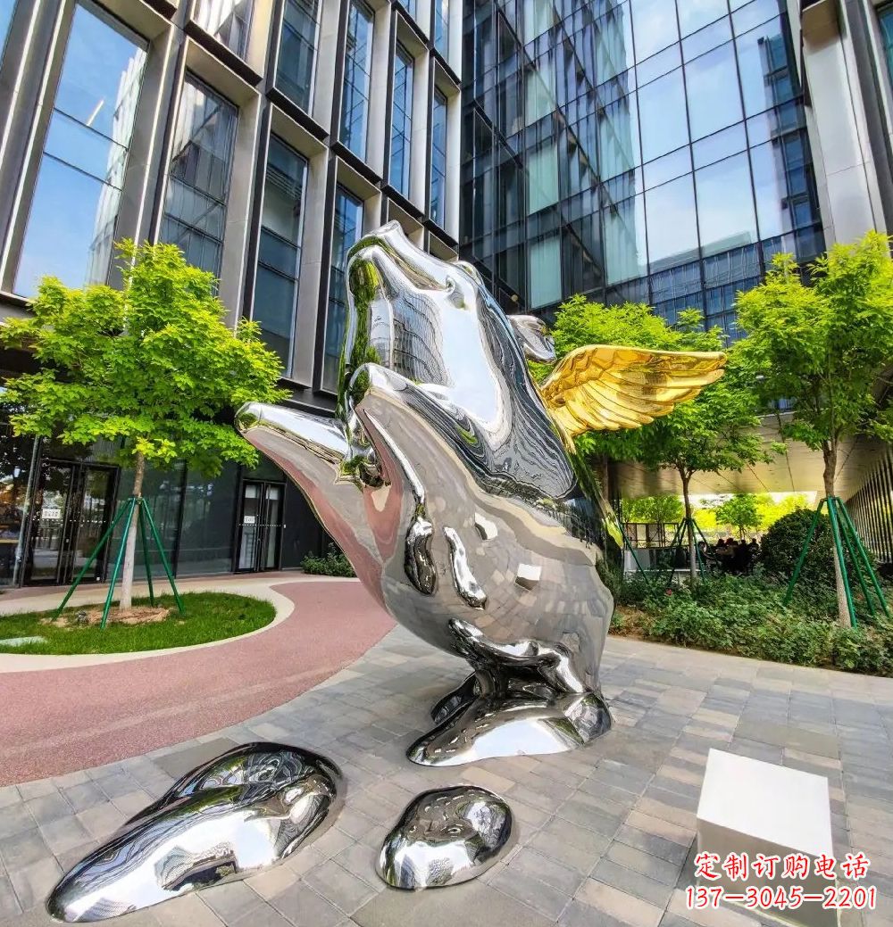 合肥猪雕塑-酒店门口一只带翅膀不锈钢镜面猪雕塑